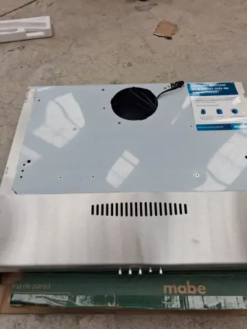 Campana extractora Mabe CM6040XV0 — * Abolladura/Golpe en la esquina superior izquierda * Plástico protector levantado o desgastado