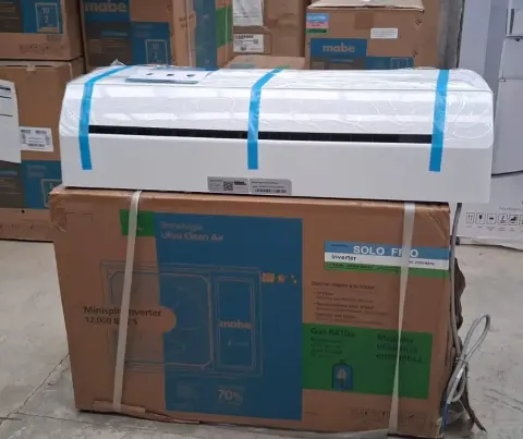 Aire Acondicionado Inverter Mabe — leve golpe o abolladura en la esquina superior/lateral de la carcasa metálica