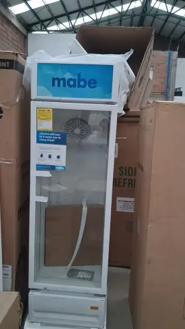 enfriador Comercial Vertical Mabe 300L — el copete superior , se observa una ruptura o quiebre en la esquina superior izquierda del marco plástico blanco