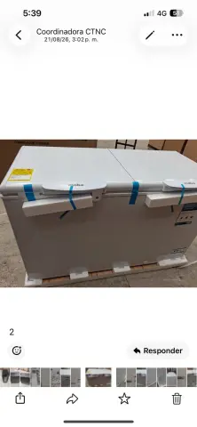 Congelador #2 — Tapa de protección lateral suelta en el compartimento del motor. Sin abolladuras visibles en el frente