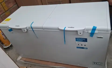 Congelador Horizontal Mabe — ligeros detalles o dobleces estéticos de manipulación en el área del borde/cerco superior y en la parte inferior trasera de la rejilla